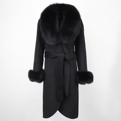 LORENA COAT ALL BLACK från NordicFurs – lyxig vinterjacka i svart med pälskrage