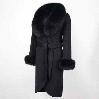 LORENA COAT ALL BLACK från NordicFurs – lyxig vinterjacka i svart med pälskrage