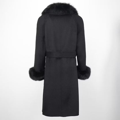 LORENA COAT ALL BLACK från NordicFurs – lyxig vinterjacka i svart med pälskrage