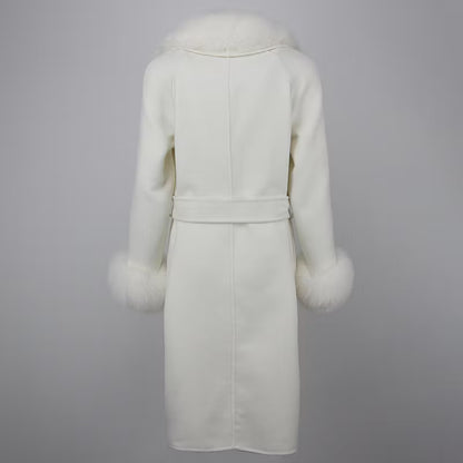 LORENA COAT WHITE från NordicFurs – lyxig vinterjacka i vit med pälskrage