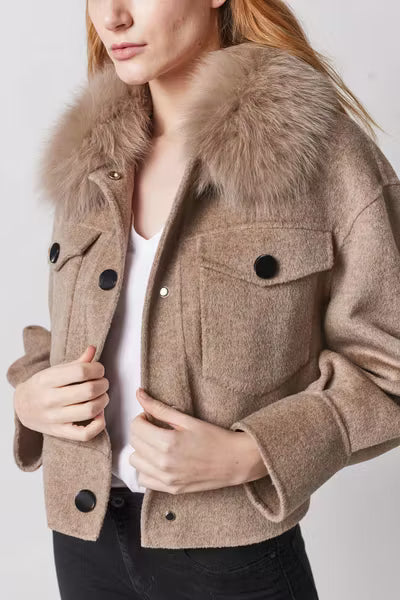 ASPEN JACKET TAUPE från NordicFurs – lyxig vinterjacka i taupe med pälskrage