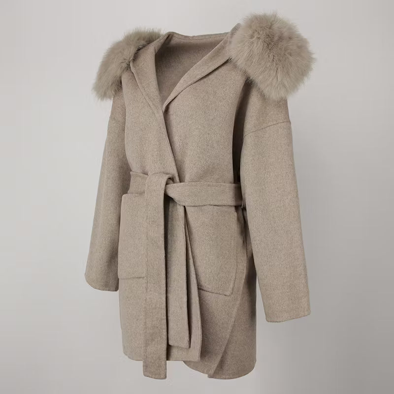 VALENTINA COAT KHAKI FAKE FUR från NordicFurs – lyxig vinterjacka med pälskrage