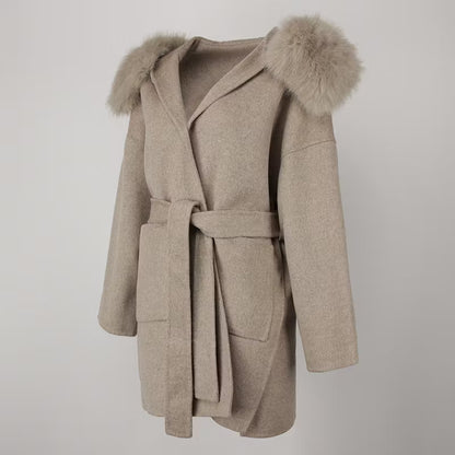 VALENTINA COAT KHAKI FAKE FUR från NordicFurs – lyxig vinterjacka med pälskrage