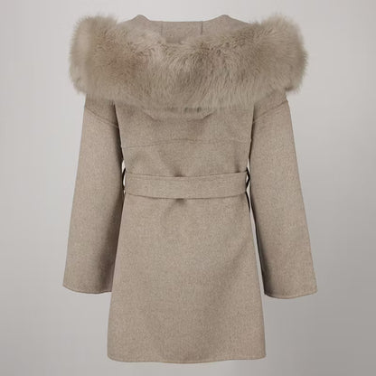 VALENTINA COAT KHAKI FAKE FUR från NordicFurs – lyxig vinterjacka med pälskrage