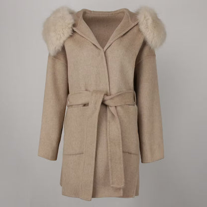 VALENTINA COAT TAN FAKE FUR från NordicFurs – lyxig vinterjacka med pälskrage