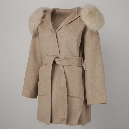 VALENTINA COAT TAN FAKE FUR från NordicFurs – lyxig vinterjacka med pälskrage