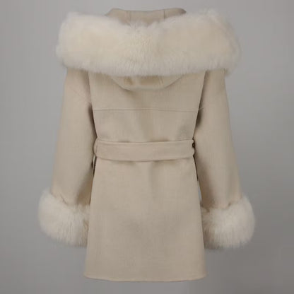 ANGELINA COAT WHITE FAKE FUR från NordicFurs – lyxig vinterjacka med pälskrage