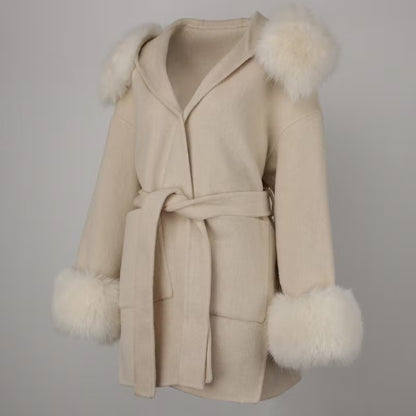 ANGELINA COAT WHITE FAKE FUR från NordicFurs – lyxig vinterjacka med pälskrage