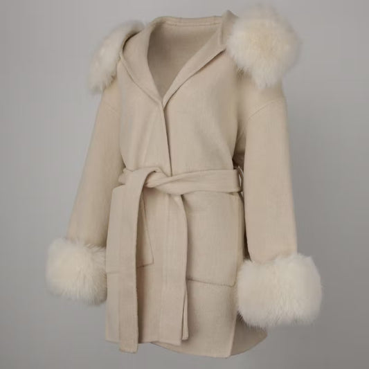 ANGELINA COAT WHITE FAKE FUR från NordicFurs – lyxig vinterjacka med pälskrage