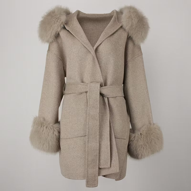 ANGELINA COAT KHAKI FAKE FUR från NordicFurs – lyxig vinterjacka med pälskrage