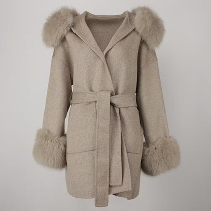 ANGELINA COAT KHAKI FAKE FUR från NordicFurs – lyxig vinterjacka med pälskrage