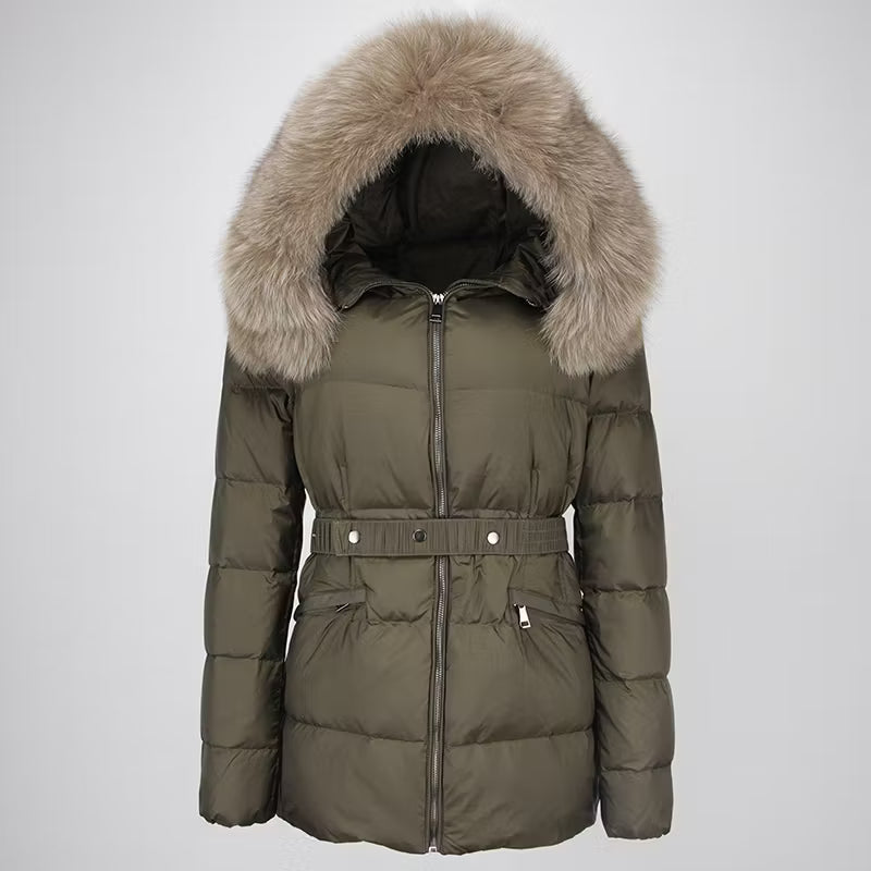 CLAUDIA DARK GREEN SHORT från NordicFurs – lyxig vinterjacka med pälskrage