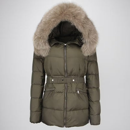 CLAUDIA DARK GREEN SHORT från NordicFurs – lyxig vinterjacka med pälskrage