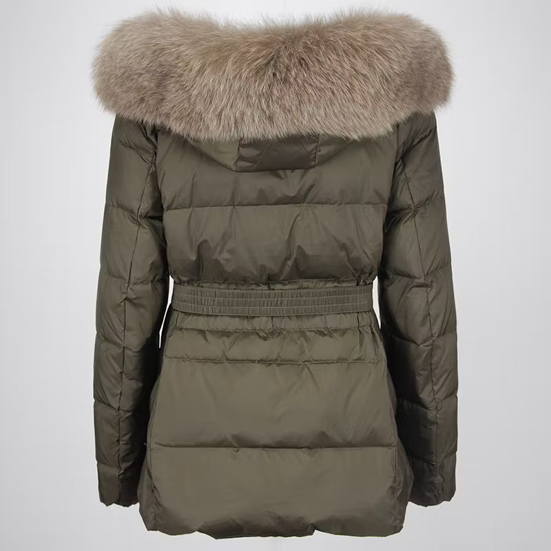 CLAUDIA DARK GREEN SHORT från NordicFurs – lyxig vinterjacka med pälskrage