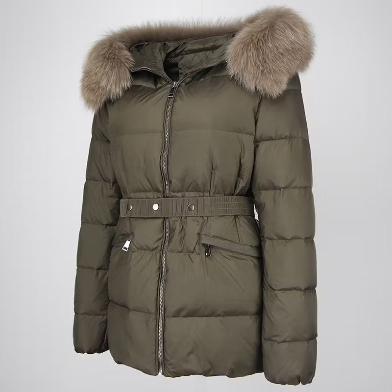 CLAUDIA DARK GREEN SHORT från NordicFurs – lyxig vinterjacka med pälskrage