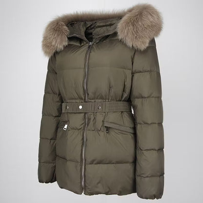 CLAUDIA DARK GREEN SHORT från NordicFurs – lyxig vinterjacka med pälskrage