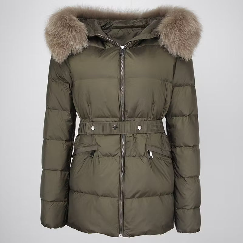 CLAUDIA DARK GREEN SHORT från NordicFurs – lyxig vinterjacka med pälskrage