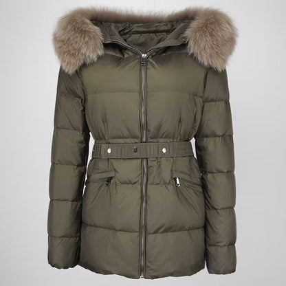 CLAUDIA DARK GREEN SHORT från NordicFurs – lyxig vinterjacka med pälskrage