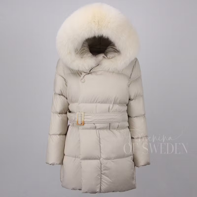 SELMA JACKET WHITE från NordicFurs – lyxig vinterjacka i vit med pälskrage