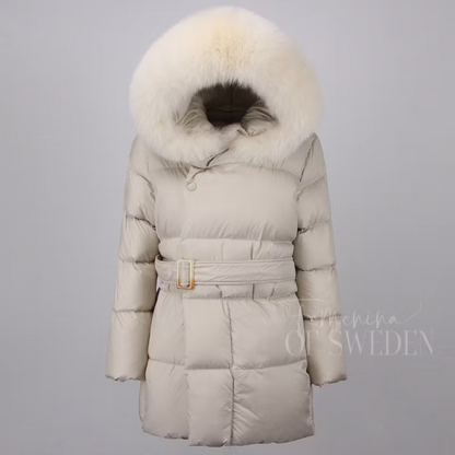 SELMA JACKET WHITE från NordicFurs – lyxig vinterjacka i vit med pälskrage