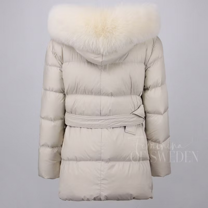 SELMA JACKET WHITE från NordicFurs – lyxig vinterjacka i vit med pälskrage