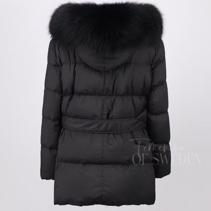 SELMA JACKET ALL BLACK från NordicFurs – lyxig vinterjacka i svart med pälskrage