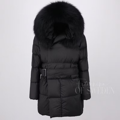 SELMA JACKET ALL BLACK från NordicFurs – lyxig vinterjacka i svart med pälskrage