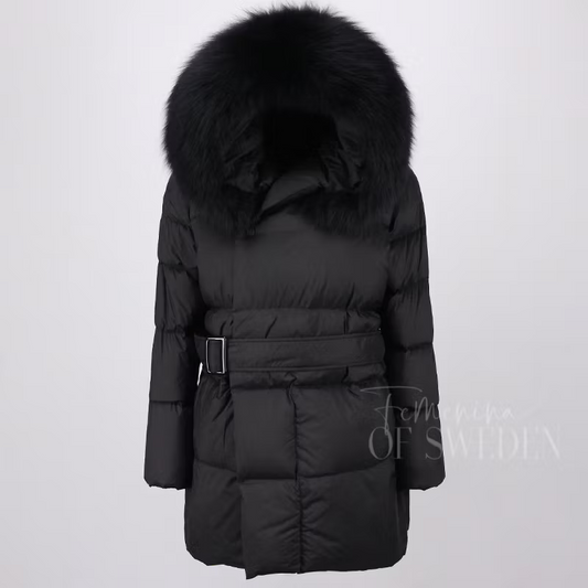 SELMA JACKET ALL BLACK från NordicFurs – lyxig vinterjacka i svart med pälskrage