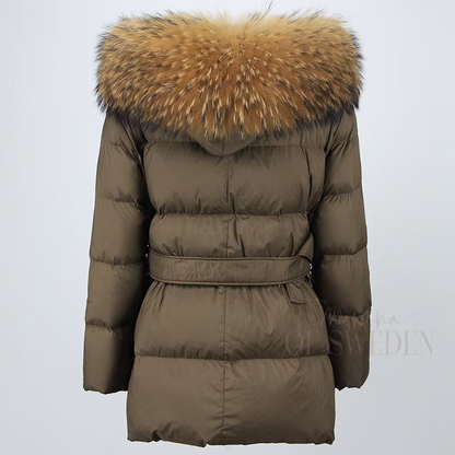 SELMA JACKET KHAKI från NordicFurs – lyxig vinterjacka i khaki med pälskrage