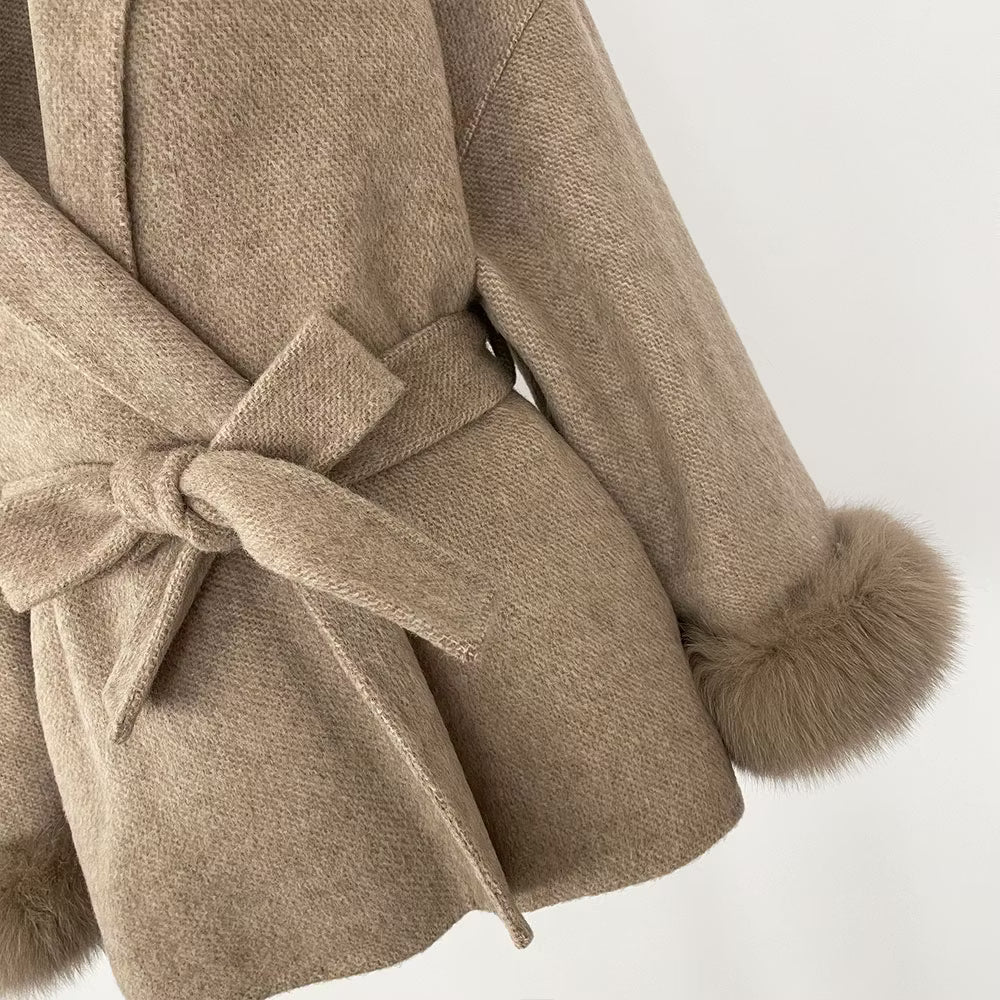 SYDNEY COAT KHAKI från NordicFurs – lyxig vinterjacka i khaki med pälskrage