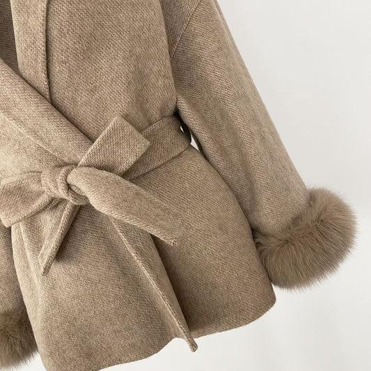 SYDNEY COAT KHAKI från NordicFurs – lyxig vinterjacka i khaki med pälskrage