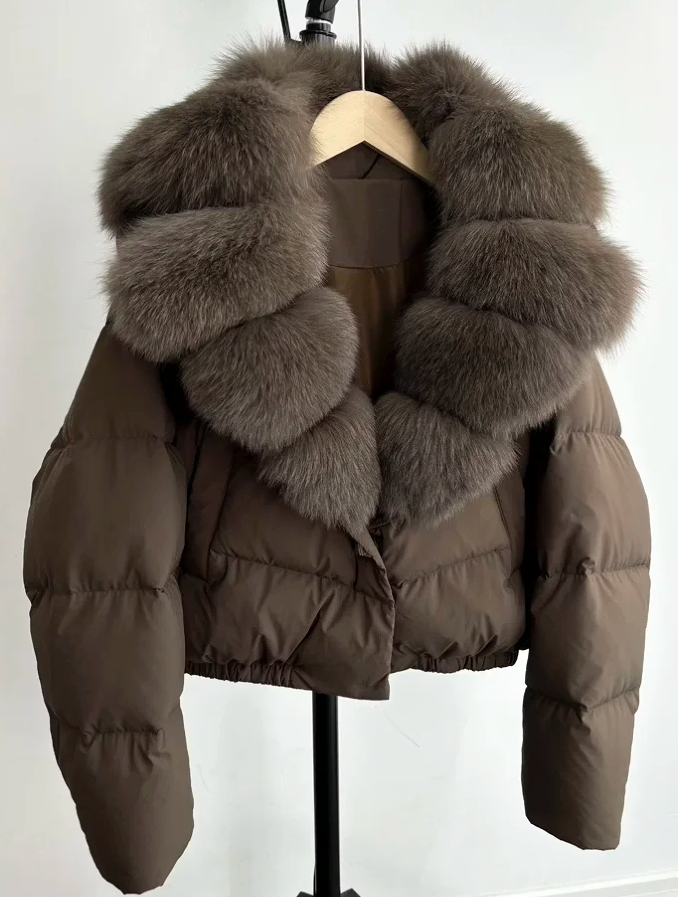 BOMBER JACKET FULL KHAKI från NordicFurs – lyxig vinterjacka i khaki med pälskrage