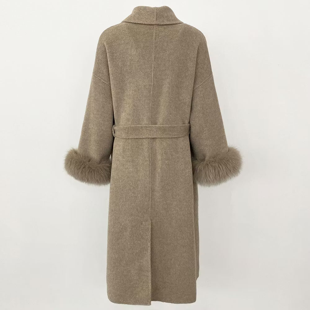 SYDNEY COAT LONG KHAKI från NordicFurs – lyxig vinterjacka i khaki med pälskrage