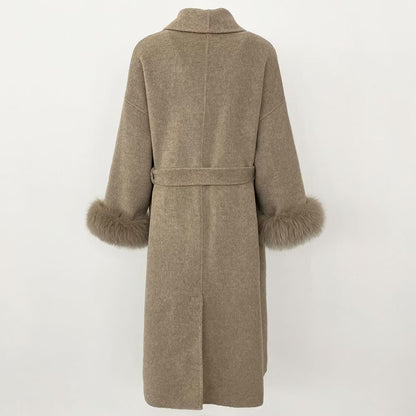 SYDNEY COAT LONG KHAKI från NordicFurs – lyxig vinterjacka i khaki med pälskrage