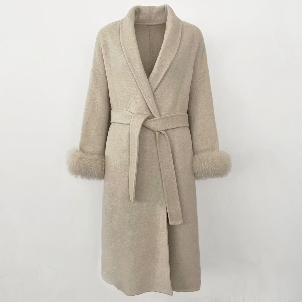 SYDNEY COAT LONG BEIGE från NordicFurs – lyxig vinterjacka i beige med pälskrage