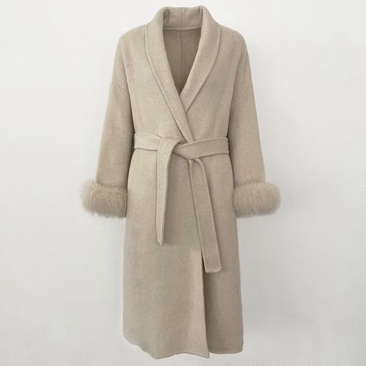 SYDNEY COAT LONG BEIGE från NordicFurs – lyxig vinterjacka i beige med pälskrage