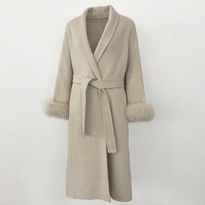 SYDNEY COAT LONG BEIGE från NordicFurs – lyxig vinterjacka i beige med pälskrage