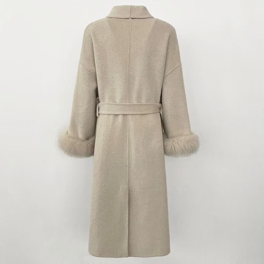SYDNEY COAT LONG BEIGE från NordicFurs – lyxig vinterjacka i beige med pälskrage