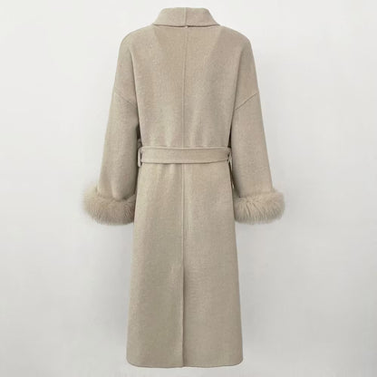 SYDNEY COAT LONG BEIGE från NordicFurs – lyxig vinterjacka i beige med pälskrage
