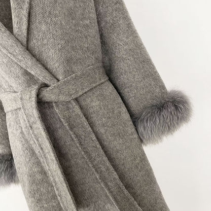 SYDNEY COAT LONG GREY från NordicFurs – lyxig vinterjacka i grå med pälskrage