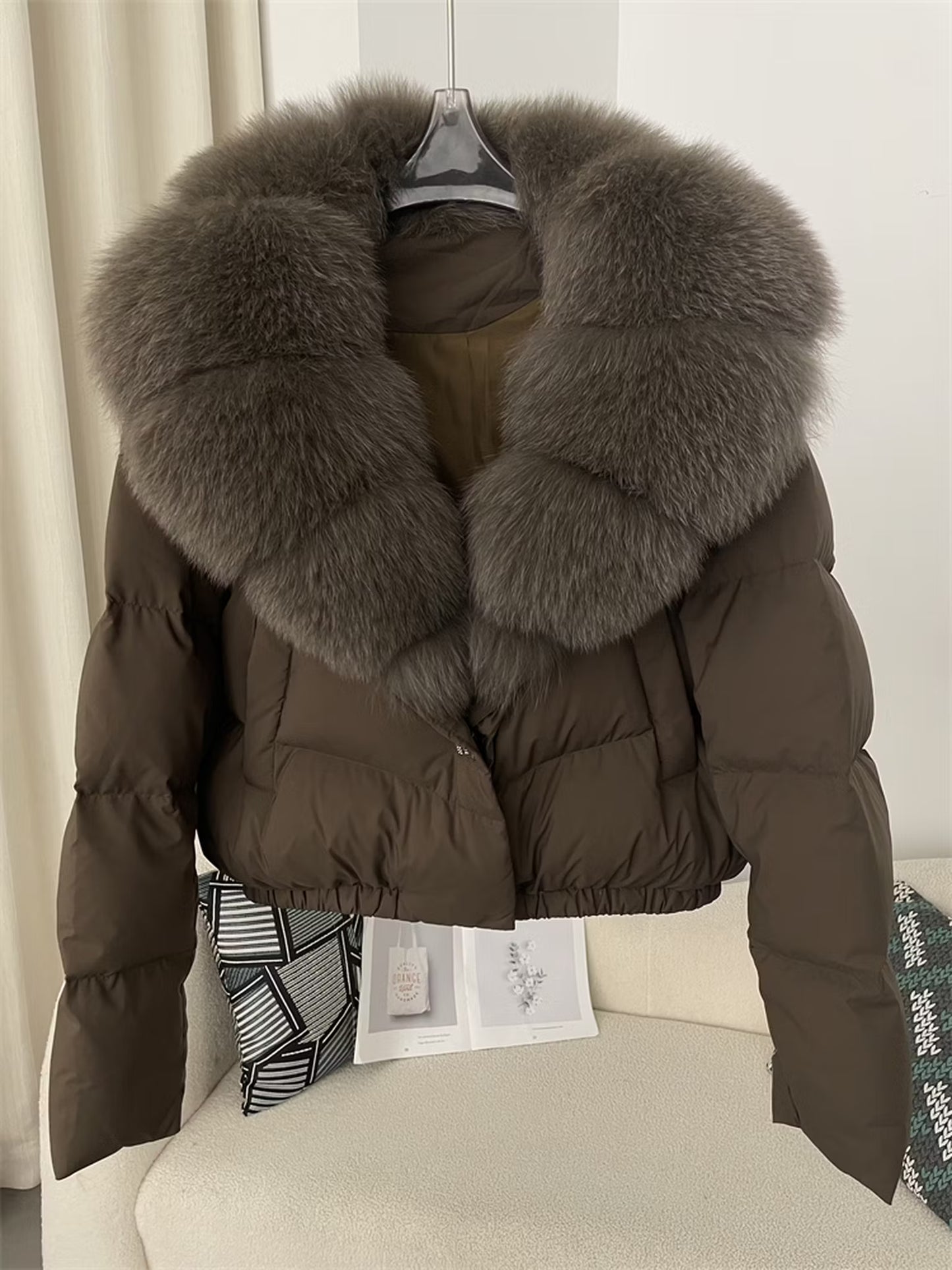 BOMBER JACKET FULL KHAKI från NordicFurs – lyxig vinterjacka i khaki med pälskrage