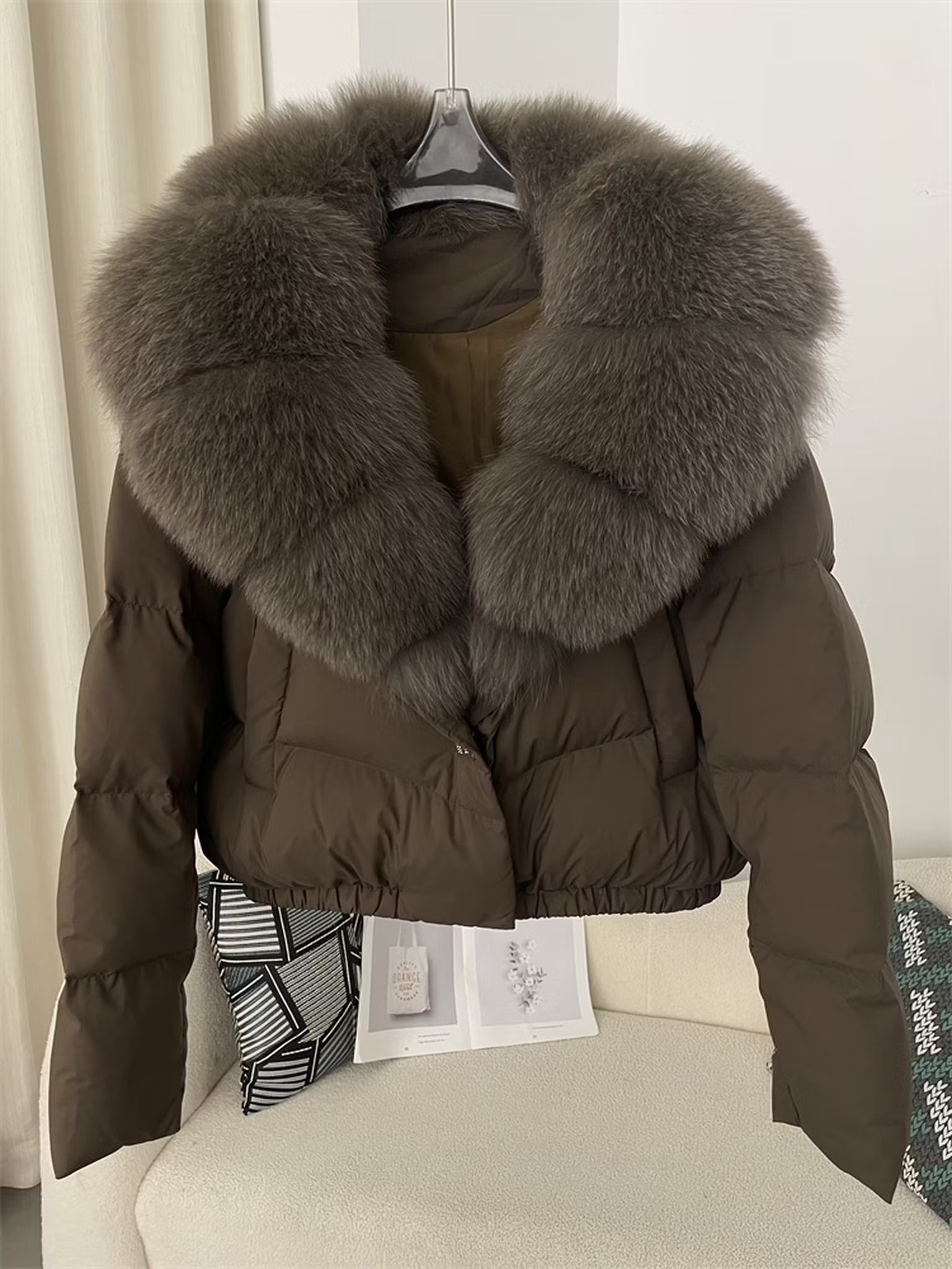 BOMBER JACKET FULL KHAKI från NordicFurs – lyxig vinterjacka i khaki med pälskrage