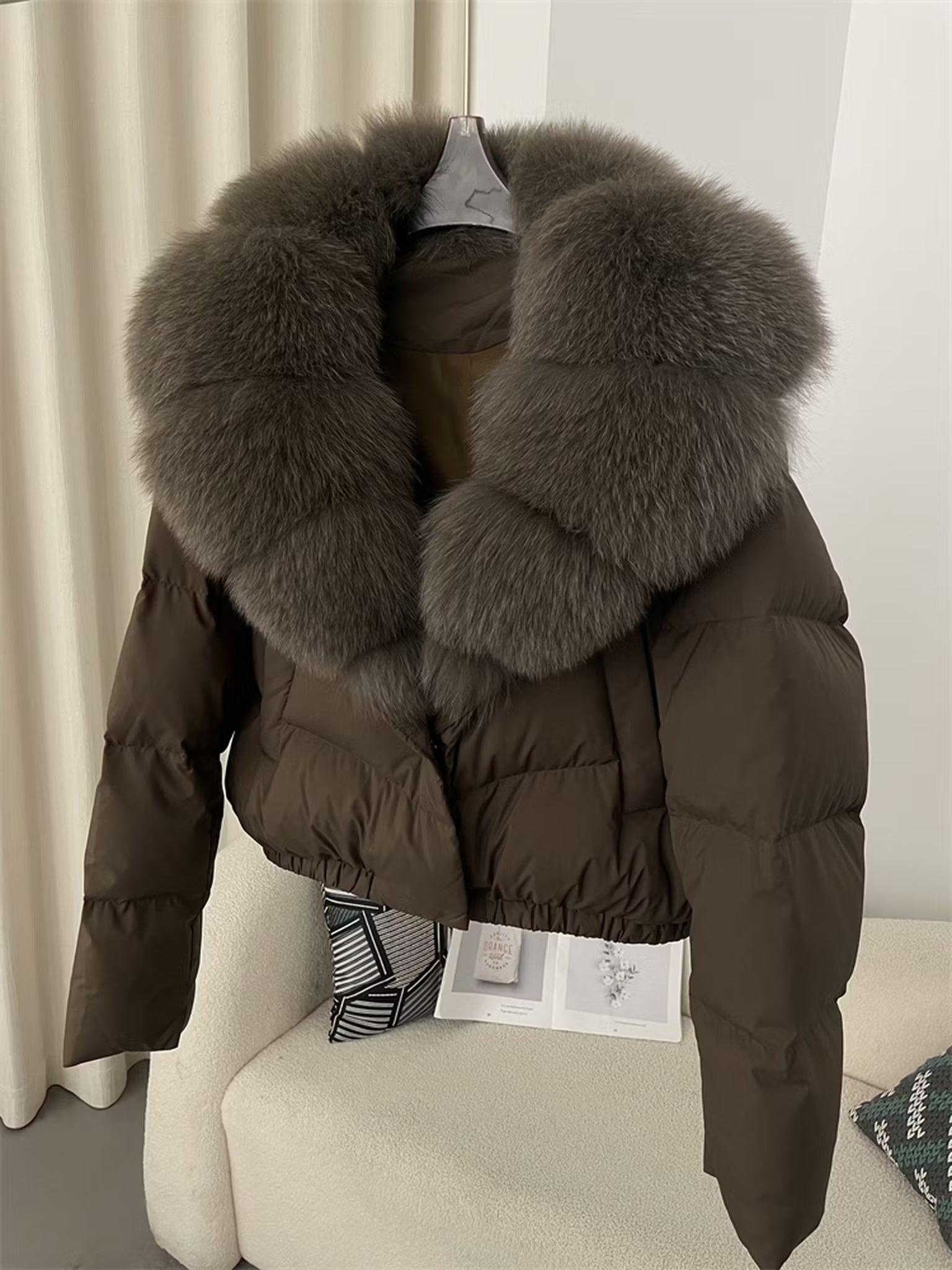 BOMBER JACKET FULL KHAKI från NordicFurs – lyxig vinterjacka i khaki med pälskrage