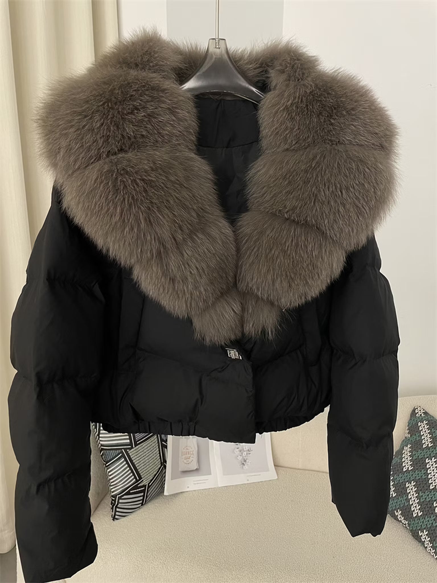 BOMBER JACKET KHAKI från NordicFurs – lyxig vinterjacka i khaki med pälskrage