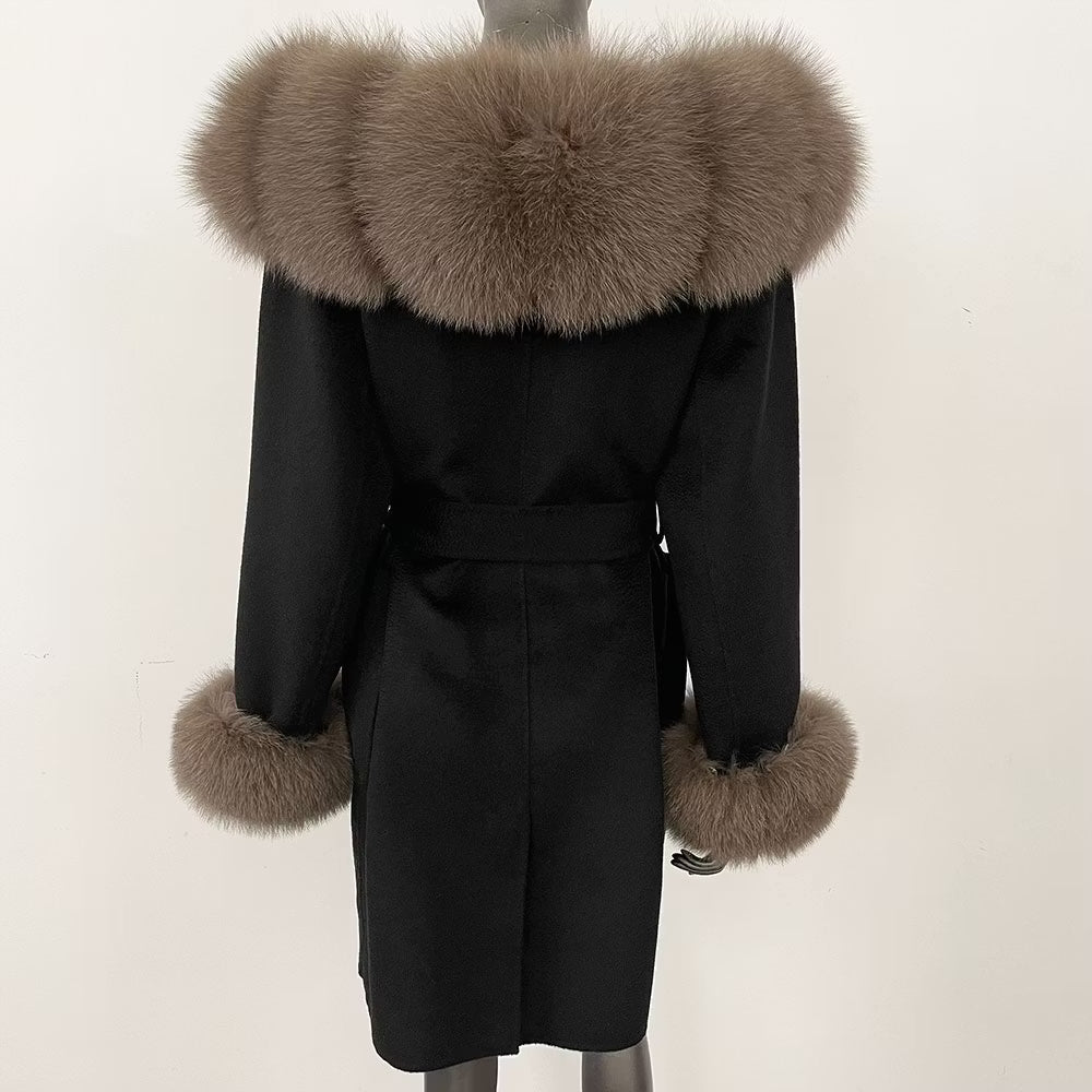 MILA COAT BLACK från NordicFurs – lyxig vinterjacka i svart med pälskrage