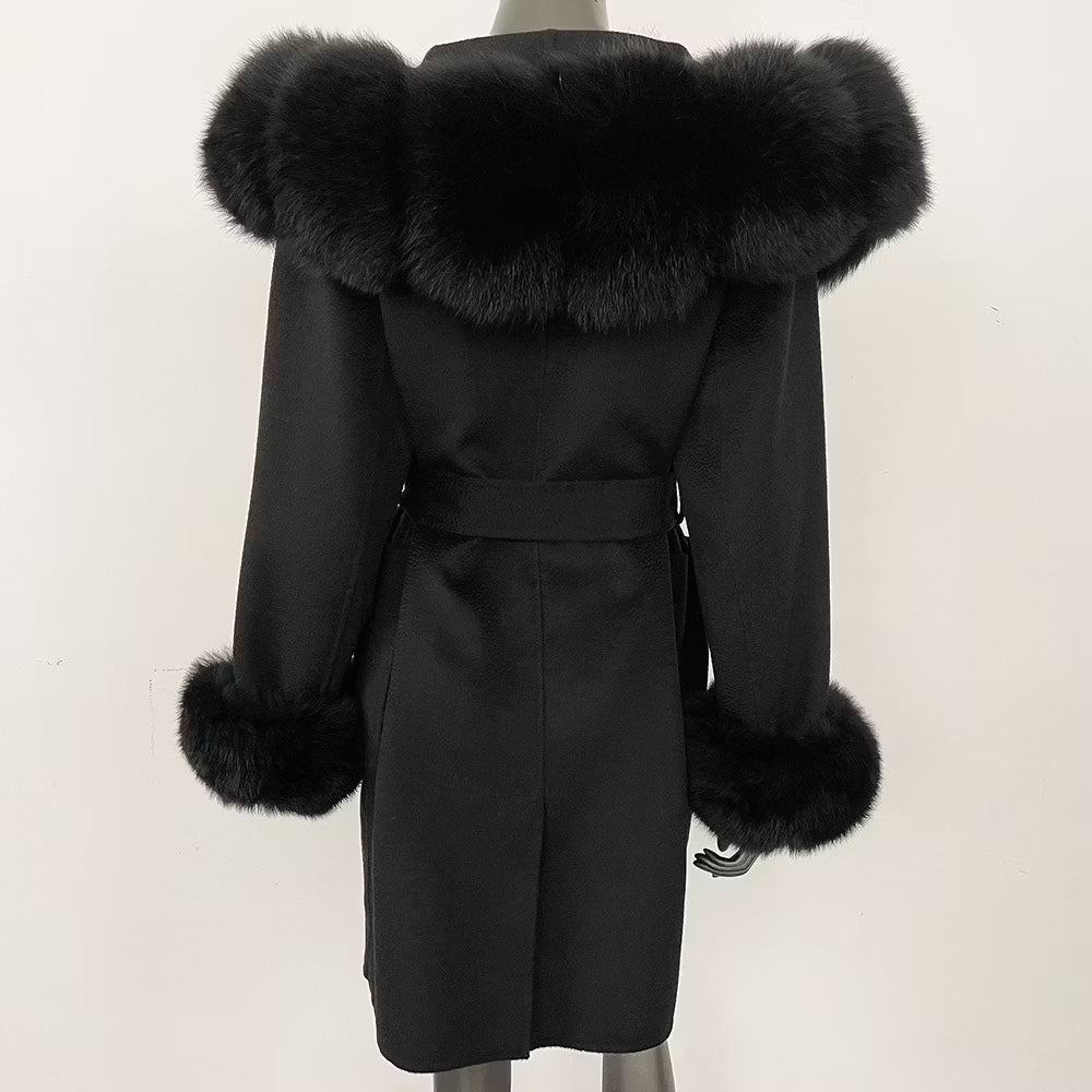 MILA COAT ALL BLACK från NordicFurs – lyxig vinterjacka i svart med pälskrage