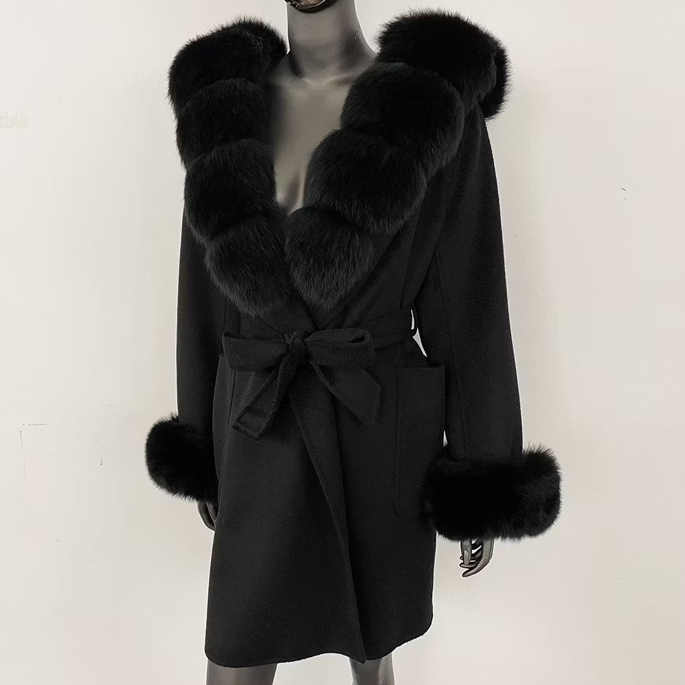 MILA COAT ALL BLACK från NordicFurs – lyxig vinterjacka i svart med pälskrage