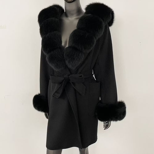 MILA COAT ALL BLACK från NordicFurs – lyxig vinterjacka i svart med pälskrage