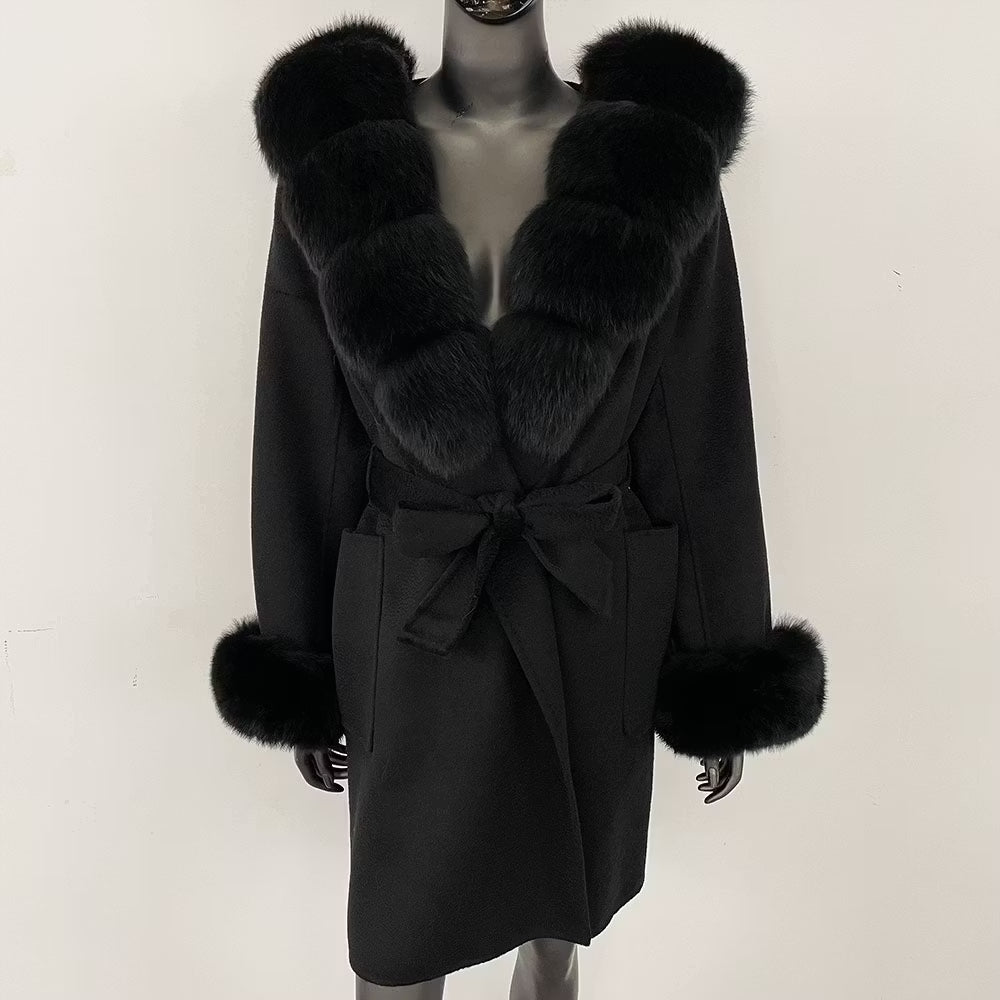 MILA COAT ALL BLACK från NordicFurs – lyxig vinterjacka i svart med pälskrage