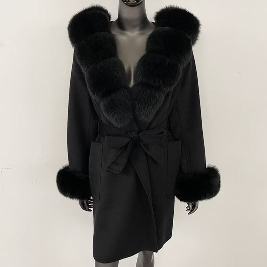 MILA COAT ALL BLACK från NordicFurs – lyxig vinterjacka i svart med pälskrage